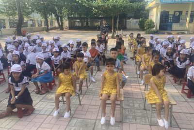 Tham quan trường tiểu học của học sinh lớp lá