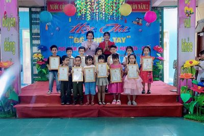 💐💐Hôm nay, cuộc thi “Bé Khéo Tay cấp huyện năm học 2024-2025” đã khép lại thật trọn vẹn!  🖼️🐥🍊Nhìn những tác phẩm đáng yêu do chính đôi bàn tay nhỏ xinh của các con tạo ra – từ bức tranh đầy sắc màu, những con vật, những trái cây đất nặn ngộ nghĩnh,  đều làm các cô giáo ai cũng không khỏi tự hào. 🌸Mỗi sản phẩm là cả một thế giới sáng tạo mà các bé đã dồn biết bao tâm huyết và trí tưởng tượng phong phú vào đó.  🍀Cuộc thi không chỉ giúp các con rèn luyện sự khéo léo, kiên nhẫn mà còn tự tin thể hiện bản thân mình trước thầy cô và bạn bè. 💐💐Chúc mừng tất cả các cô và các bé của trường mầm non Nghĩa Sơn đã hoàn thành xuất sắc cuộc thi “Bé Khéo Tay” với thành tích: 1 giải nhì, 4 giải ba và giải ba toàn đoàn. ☺️Mong rằng từ những đôi bàn tay bé nhỏ hôm nay sẽ chắp cánh cho những ước mơ lớn mai sau của các con!❤️❤️❤️ #BeKheoTay2025 #mầmnonNghĩaSơn